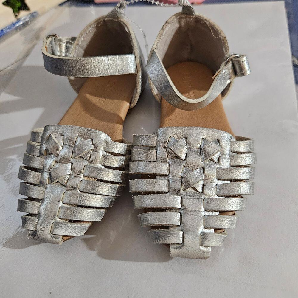 Old Navy Size 5 Huaraches Silver sandals